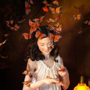 Мало девојче го истражува портокаловиот свет на фантазијата
