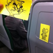 Ликови од цртаните филмови врз лицата на луѓето кои патуваат накај работа