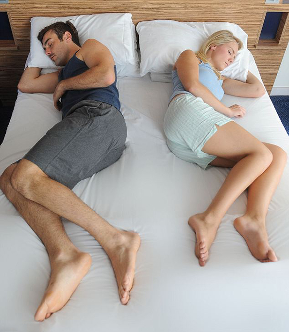 Начинот на кој спиете со партнерот зборува за вашата врска