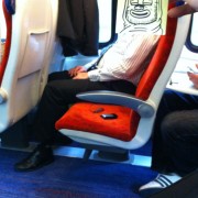 Ликови од цртаните филмови врз лицата на луѓето кои патуваат накај работа