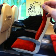 Ликови од цртаните филмови врз лицата на луѓето кои патуваат накај работа