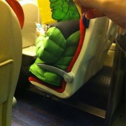 Ликови од цртаните филмови врз лицата на луѓето кои патуваат накај работа