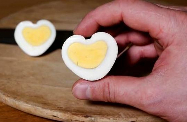Направете варени јајца во облик на срце