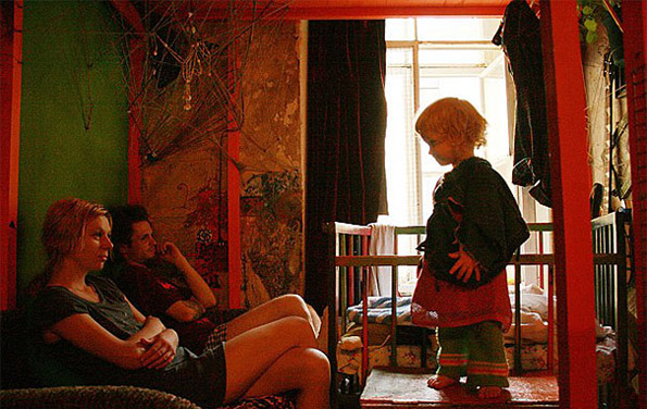 1-zhivotot-na-edno-dvegodishno-devojche-koe-raste-so-roditeli-zavisnici-od-droga-kafepauza.mk