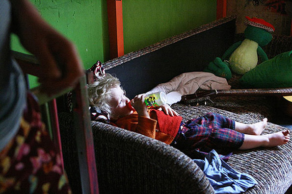 10-zhivotot-na-edno-dvegodishno-devojche-koe-raste-so-roditeli-zavisnici-od-droga-kafepauza.mk