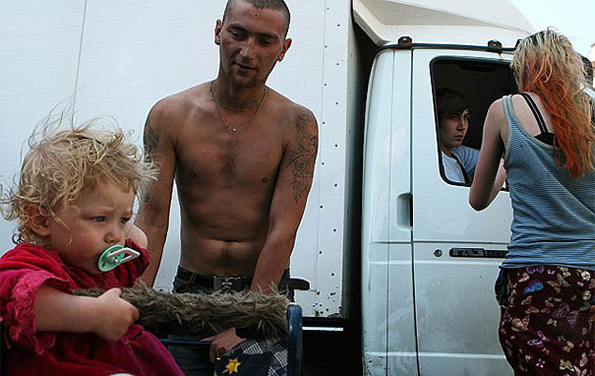 12-zhivotot-na-edno-dvegodishno-devojche-koe-raste-so-roditeli-zavisnici-od-droga-kafepauza.mk