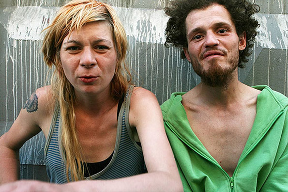 14-zhivotot-na-edno-dvegodishno-devojche-koe-raste-so-roditeli-zavisnici-od-droga-kafepauza.mk