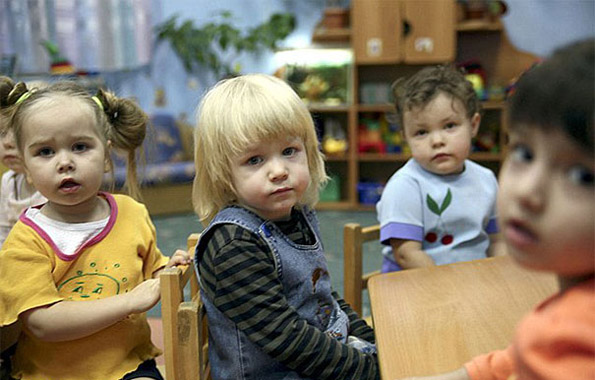 16-zhivotot-na-edno-dvegodishno-devojche-koe-raste-so-roditeli-zavisnici-od-droga-kafepauza.mk