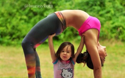 Мајка и ќерка прават импресивни фотографии додека вежбаат јога