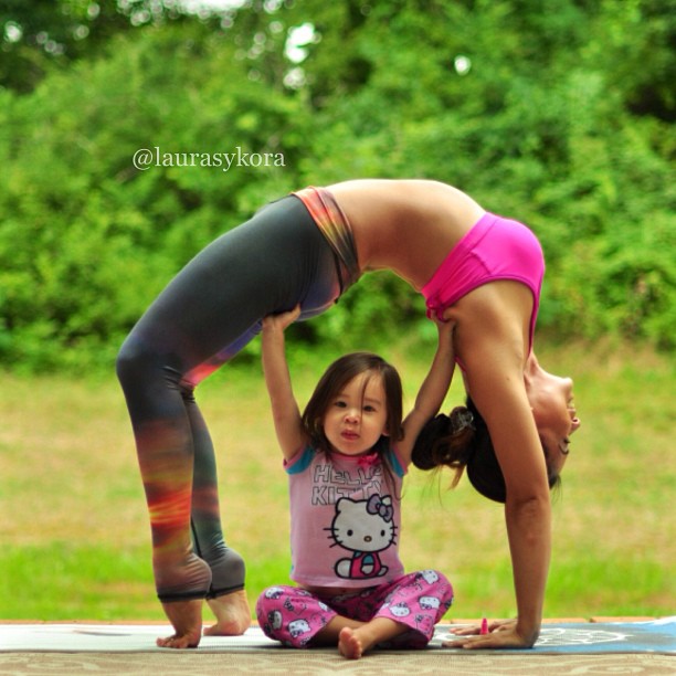 Мајка и ќерка прават импресивни фотографии додека вежбаат јога