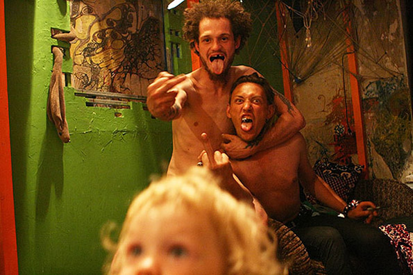 2-zhivotot-na-edno-dvegodishno-devojche-koe-raste-so-roditeli-zavisnici-od-droga-kafepauza.mk