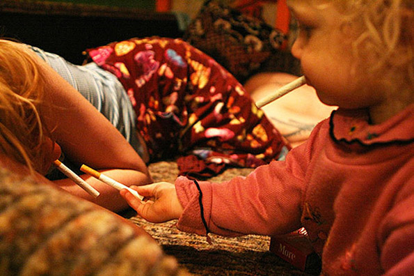 3-zhivotot-na-edno-dvegodishno-devojche-koe-raste-so-roditeli-zavisnici-od-droga-kafepauza.mk