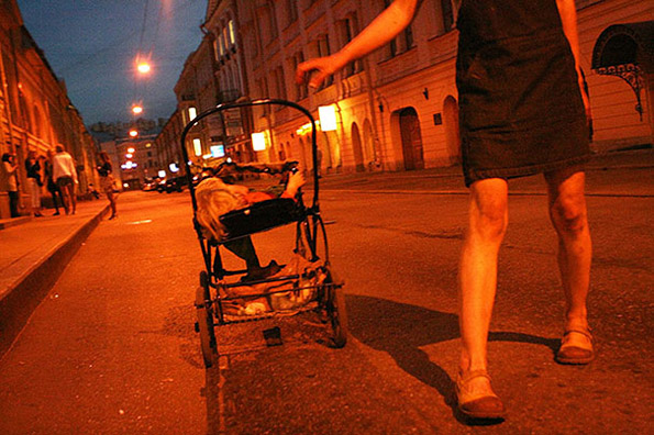 4-zhivotot-na-edno-dvegodishno-devojche-koe-raste-so-roditeli-zavisnici-od-droga-kafepauza.mk