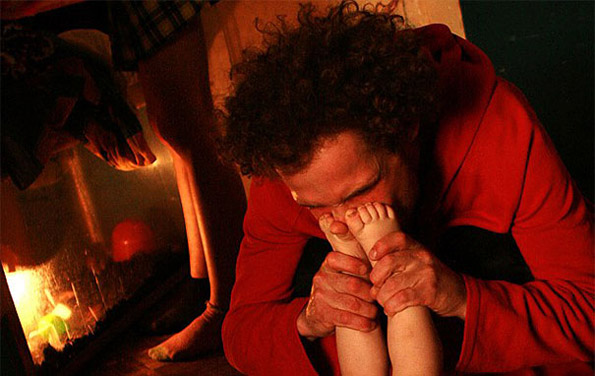 6-zhivotot-na-edno-dvegodishno-devojche-koe-raste-so-roditeli-zavisnici-od-droga-kafepauza.mk