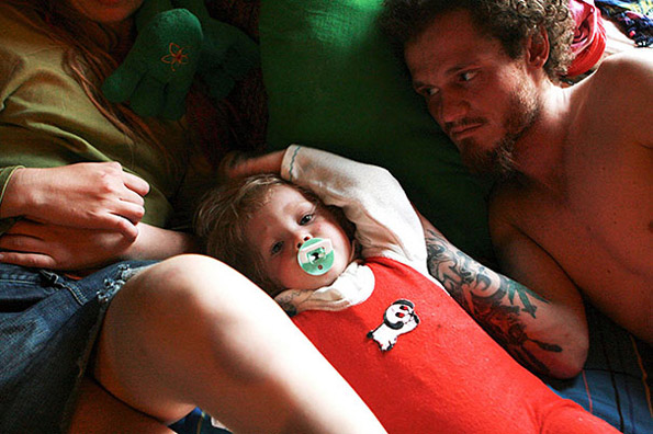 7-zhivotot-na-edno-dvegodishno-devojche-koe-raste-so-roditeli-zavisnici-od-droga-kafepauza.mk