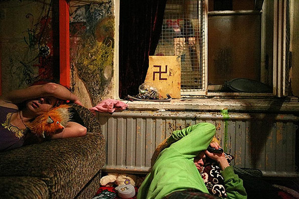 8-zhivotot-na-edno-dvegodishno-devojche-koe-raste-so-roditeli-zavisnici-od-droga-kafepauza.mk