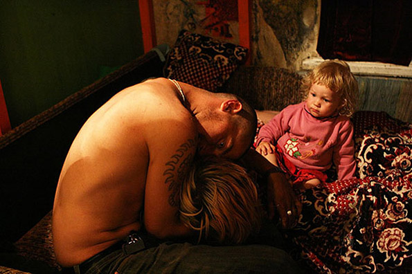 9-zhivotot-na-edno-dvegodishno-devojche-koe-raste-so-roditeli-zavisnici-od-droga-kafepauza.mk