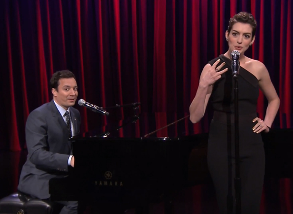 Џими Фалон и Ен Хатавеј пеат бродвејски верзии од познати хип-хоп и рап песни