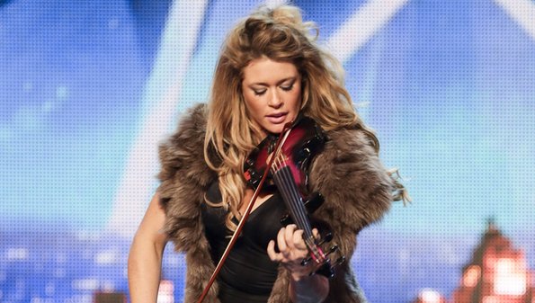 Откачена виолинистка го покажува својот неверојатен талент