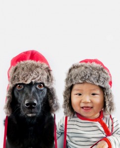 Преслатки портрети на 10-месечно бебе и неговото куче