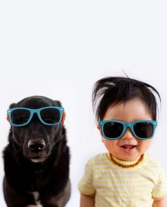 Преслатки портрети на 10-месечно бебе и неговото куче