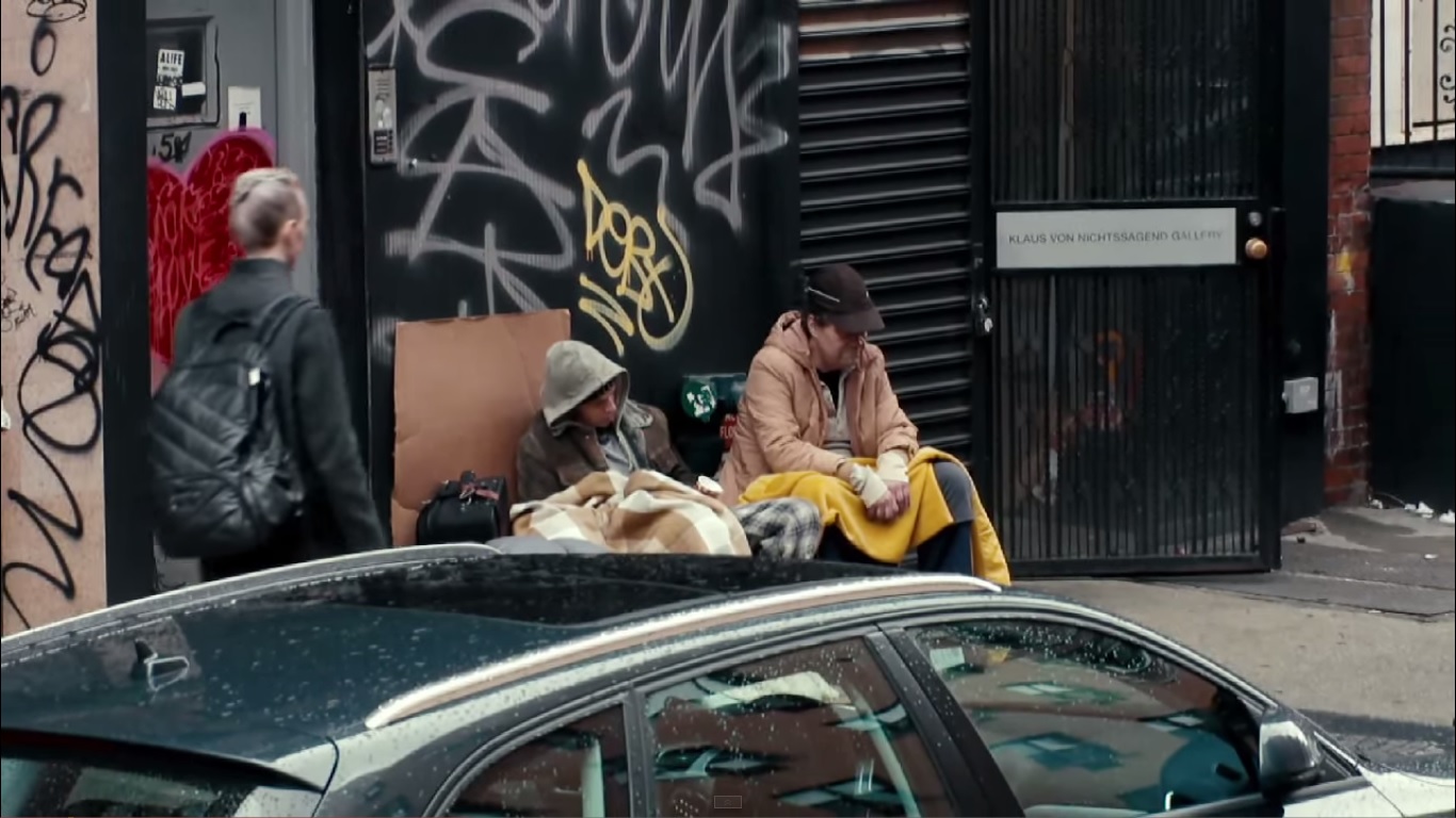 Дали бездомниците станале толку невидливи што не би си ги препознале ни најблиските доколку живеат на улица?