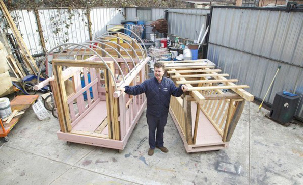 Артист гради мали куќички од отпадоци за бездомниците