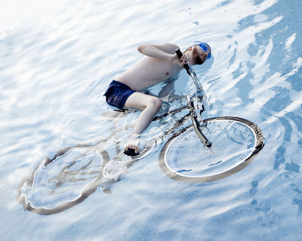 Во Калифорнија никој не смее да вози велосипед во базен.