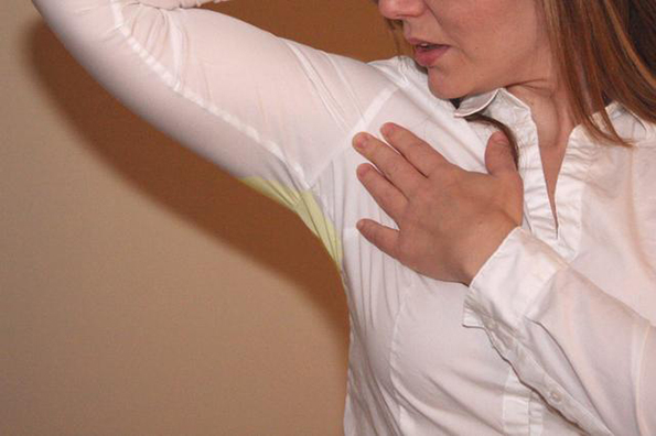 kako-da-gi-otstranite-zholtite-damki-od-pot-na-oblekata-kafepauza.mk