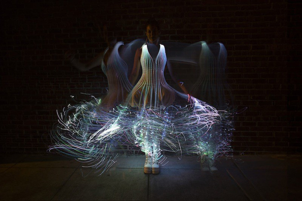 Иновативен фустан составен од оптички влакна