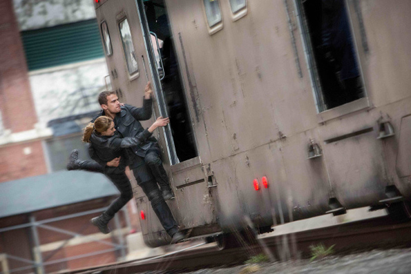 Филм: Различна (Divergent)