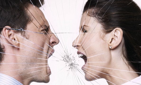 16 знаци дека вашиот партнер манипулира со вас