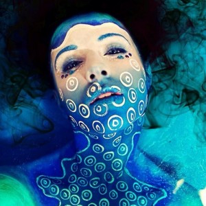 Артистка го користи својот лик како платно за нејзината неверојатна и морничава уметност