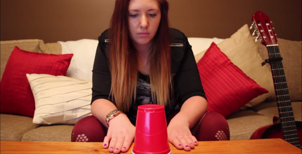 Прекрасен кавер со чашка на песната „Royals“