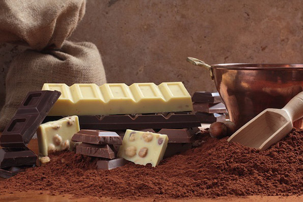 1-koja-e-razlikata-pomegju-beloto-i-crnoto-chokolado-kafepauza.mk