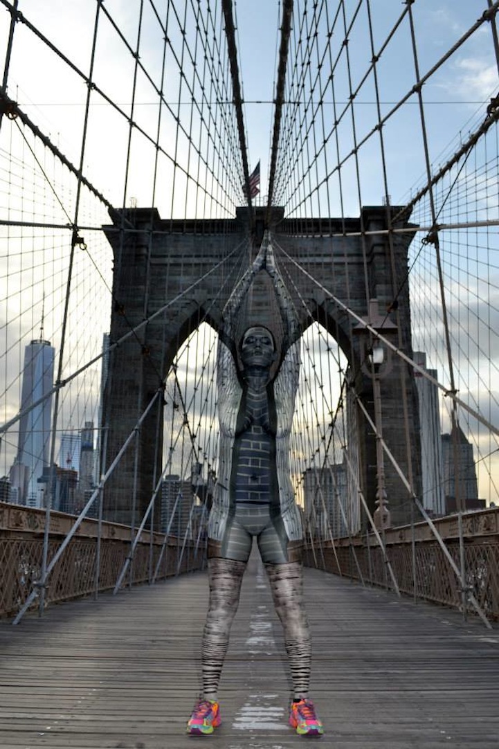 Модели прекриени со детално изработени цртежи на нивното тело совршено се вклопуваат во пејзажите на Њујорк