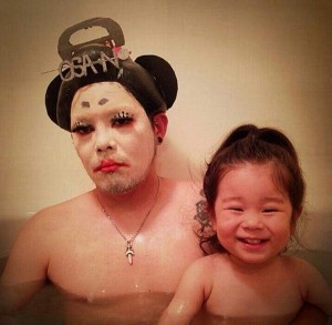 Креативен татко го претвора капењето во забавна игра со ликови