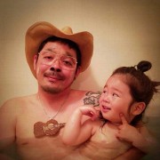 Креативен татко го претвора капењето во забавна игра со ликови