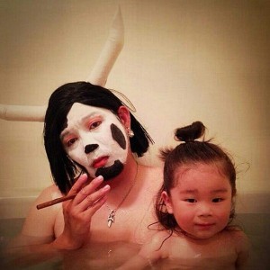 Креативен татко го претвора капењето во забавна игра со ликови