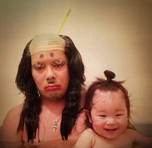 Креативен татко го претвора капењето во забавна игра со ликови