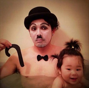 Креативен татко го претвора капењето во забавна игра со ликови