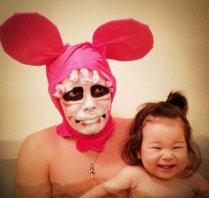 Креативен татко го претвора капењето во забавна игра со ликови