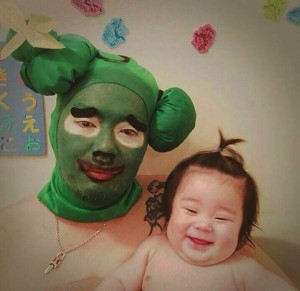 Креативен татко го претвора капењето во забавна игра со ликови