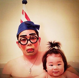 Креативен татко го претвора капењето во забавна игра со ликови