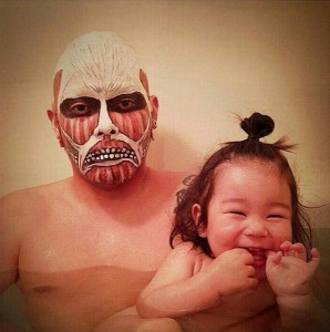 Креативен татко го претвора капењето во забавна игра со ликови