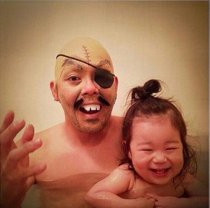 Креативен татко го претвора капењето во забавна игра со ликови