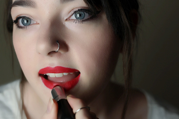 3-3-boi-na-karmini-koi-sekoja-zhena-treba-da-gi-ima-kafepauza.mk