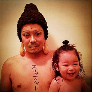 Креативен татко го претвора капењето во забавна игра со ликови