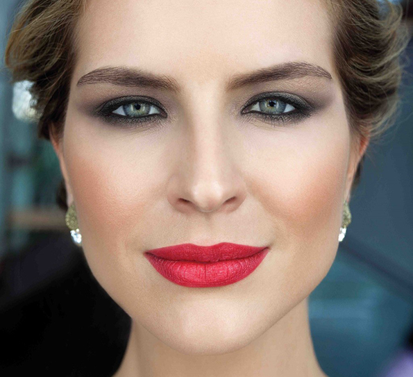 4-3-boi-na-karmini-koi-sekoja-zhena-treba-da-gi-ima-kafepauza.mk