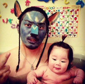 Креативен татко го претвора капењето во забавна игра со ликови